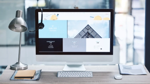 website erstellen lassen von einem freelancer auf einem pc